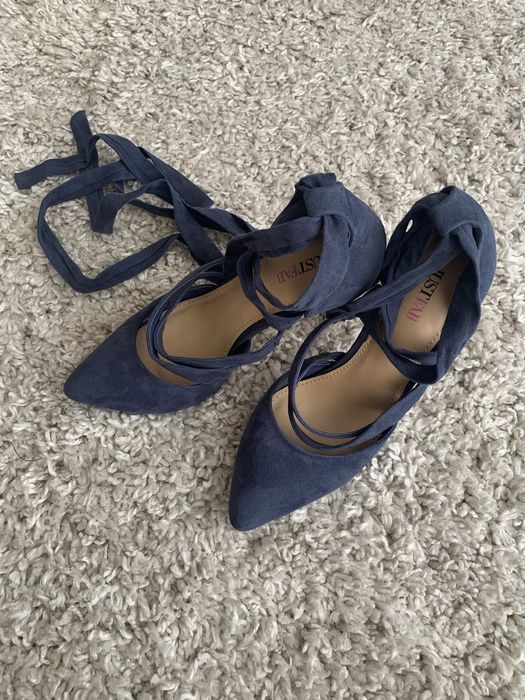 Sapatos azuis atar no tornozelo
