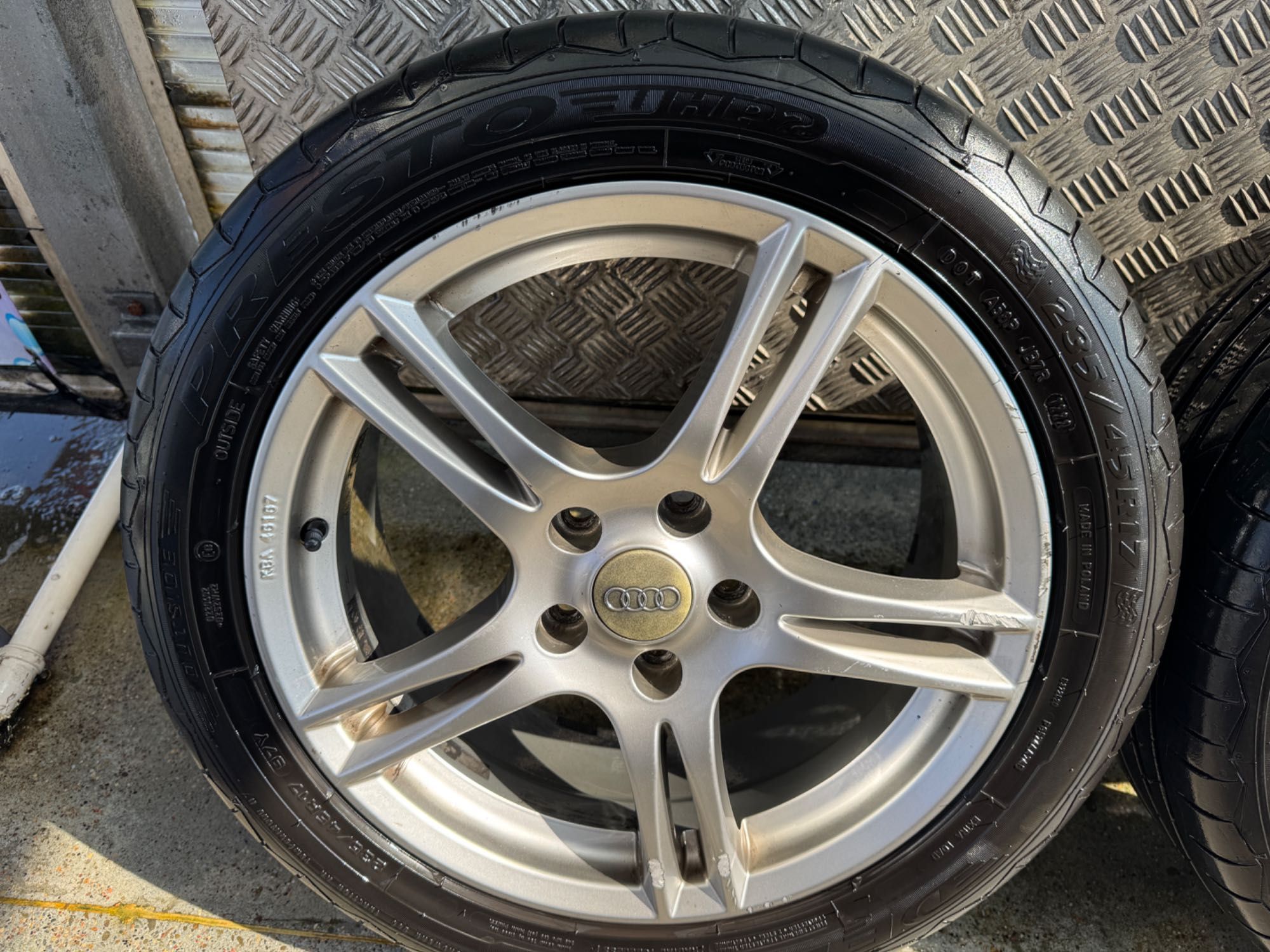 Felgi aluminiowe Audi R17 z oponami