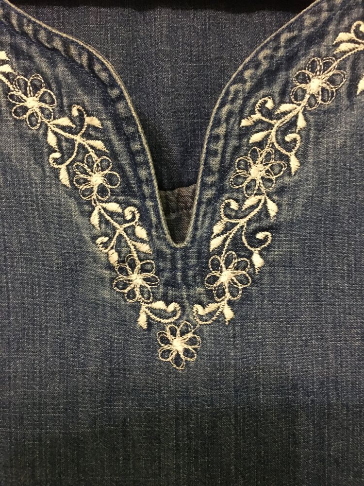 Джинсовая блуза с вышивкой