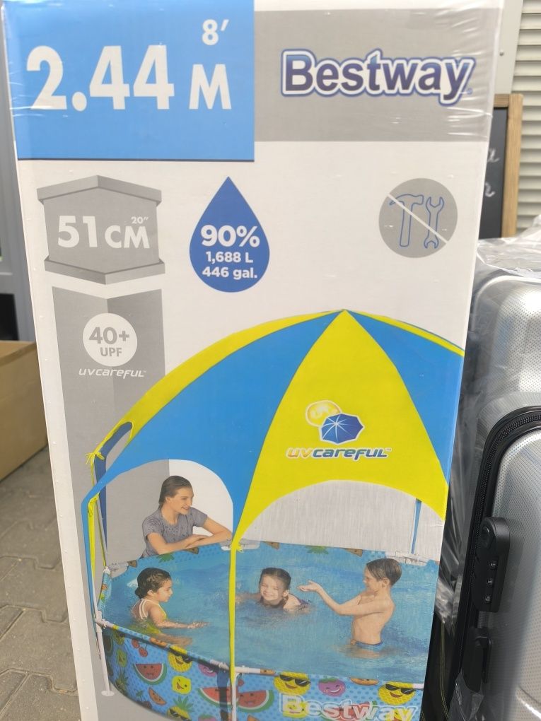 Basen dla dzieci z dachem i zraszaczem