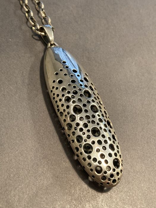 Długi dwustronny ażurowy wisior srebrny