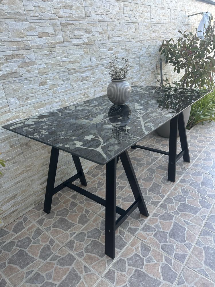 Mesa de vidro com desenhos