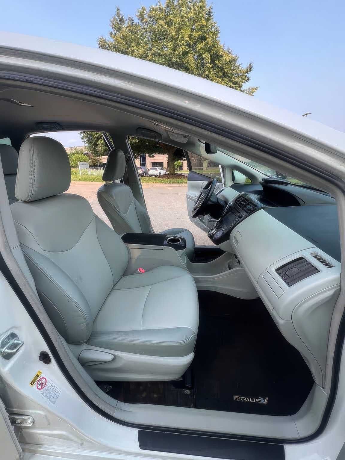 2013 Toyota Prius v Five