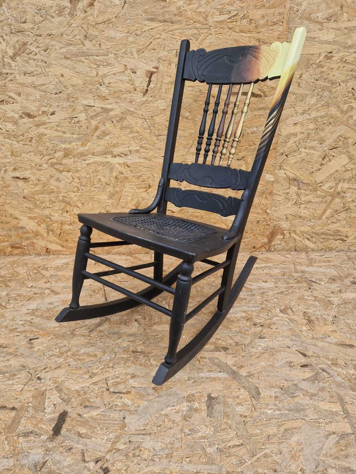 Krzesło fotel na biegunach bujany drewniany vintage design z motywem