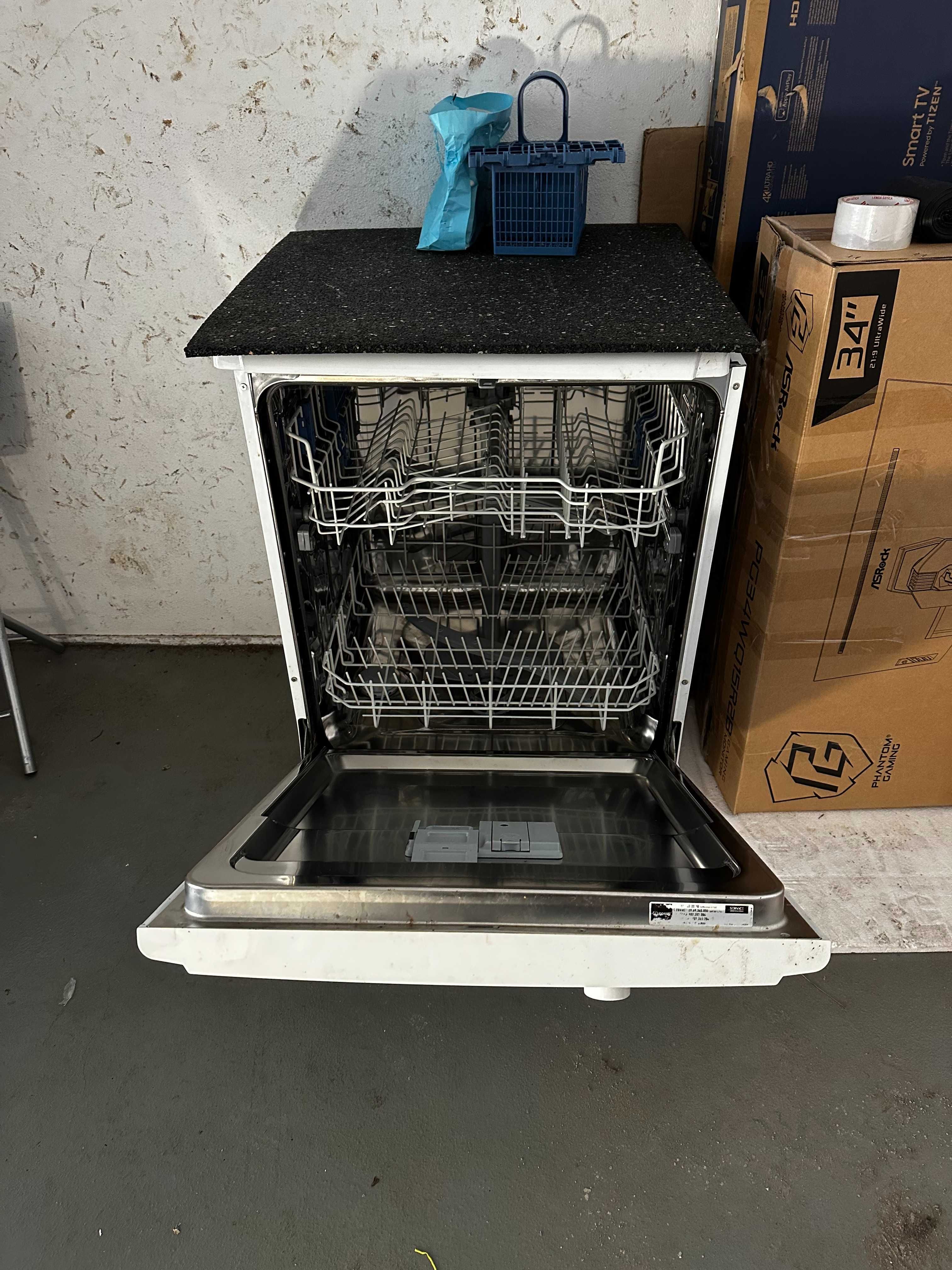 Máquina de Lavar Louça Indesit Eco – Excelente Estado