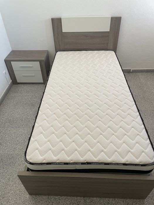 Cama com estrado, colchão e mesa de cabeceira