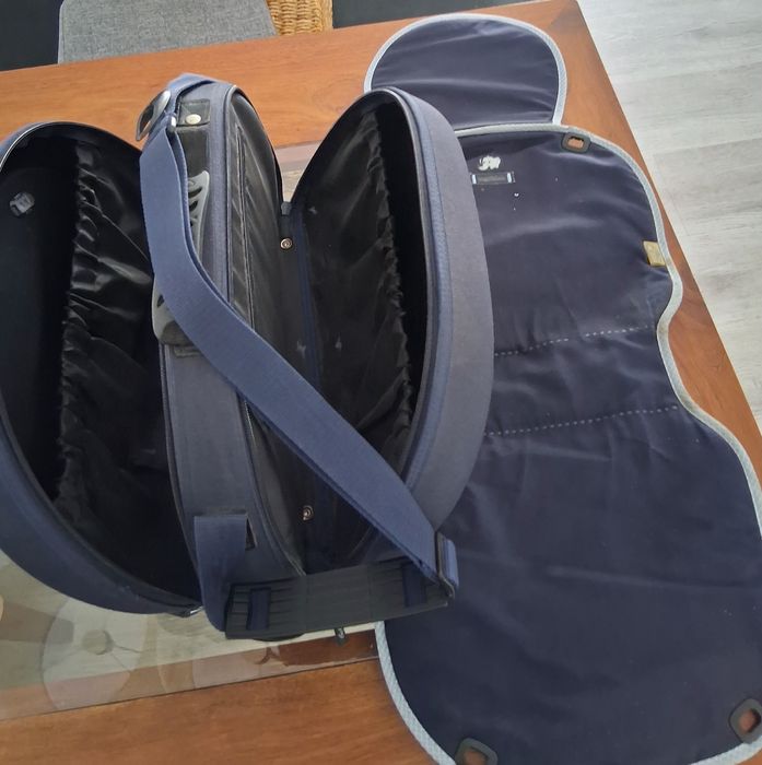 Mala para bebé e muda fraldas,  de cor azul.