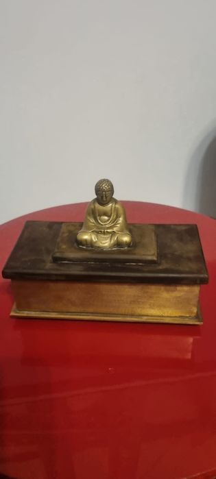Zabytkowa szkatułka z buddą z brązu