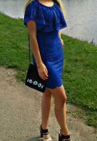 Плаття синього кольору з мереживом