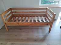 Łóżko z litego drewna