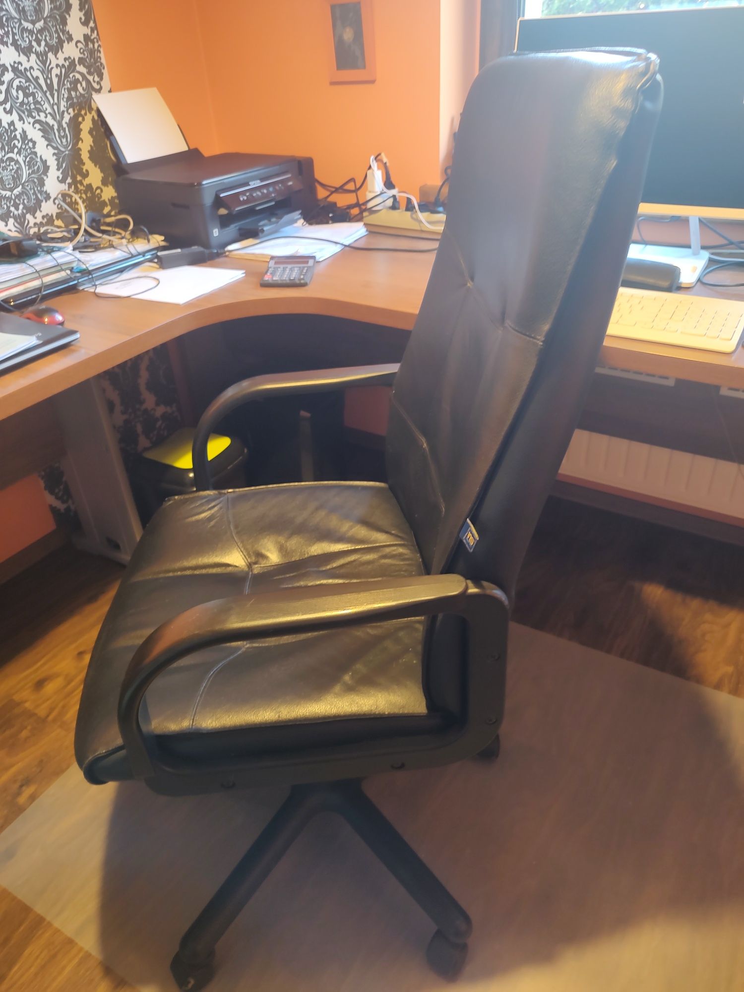 Fotel biurowy w dobrym stanie