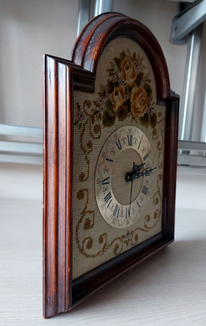 Zegar w drewnianej ramie