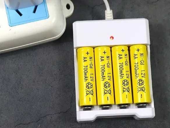 Зарядне USB для 4 акумуляторних батарей пальчикових АА та міні ААА