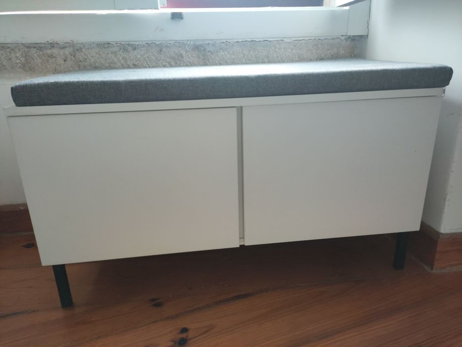 Móvel com banco ideal para janela