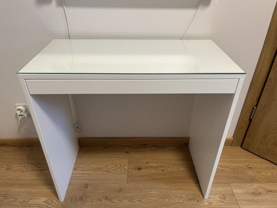 toaletka z lustrem i oświetleniem