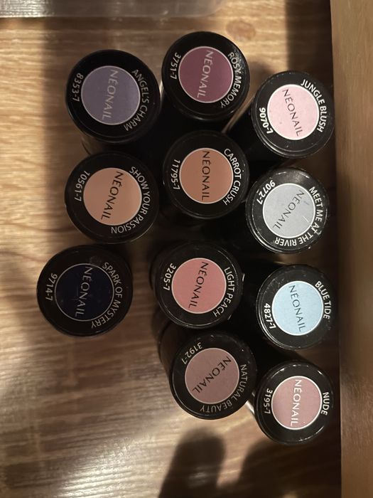 Lakiery neonail hybrydowe