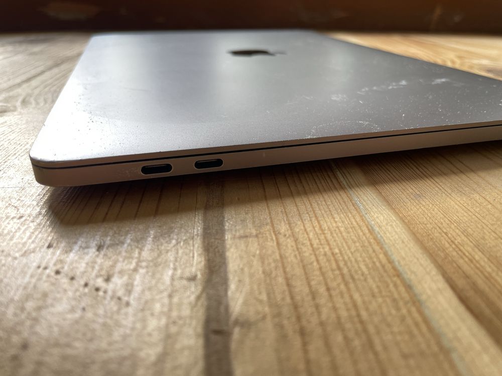 Apple MacBook Pro 13 LAPTOP A1706. intel i7 3,5 ghz