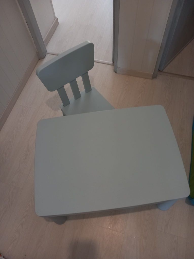 Cadeira e mesa MAMMUT (IKEA)