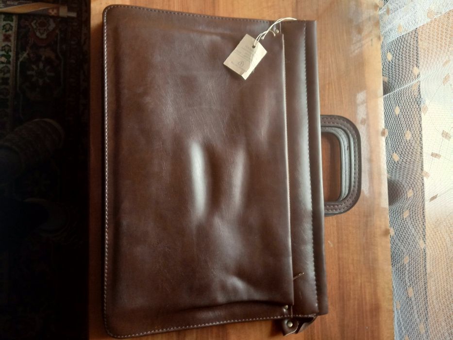 Продается портфель новый .