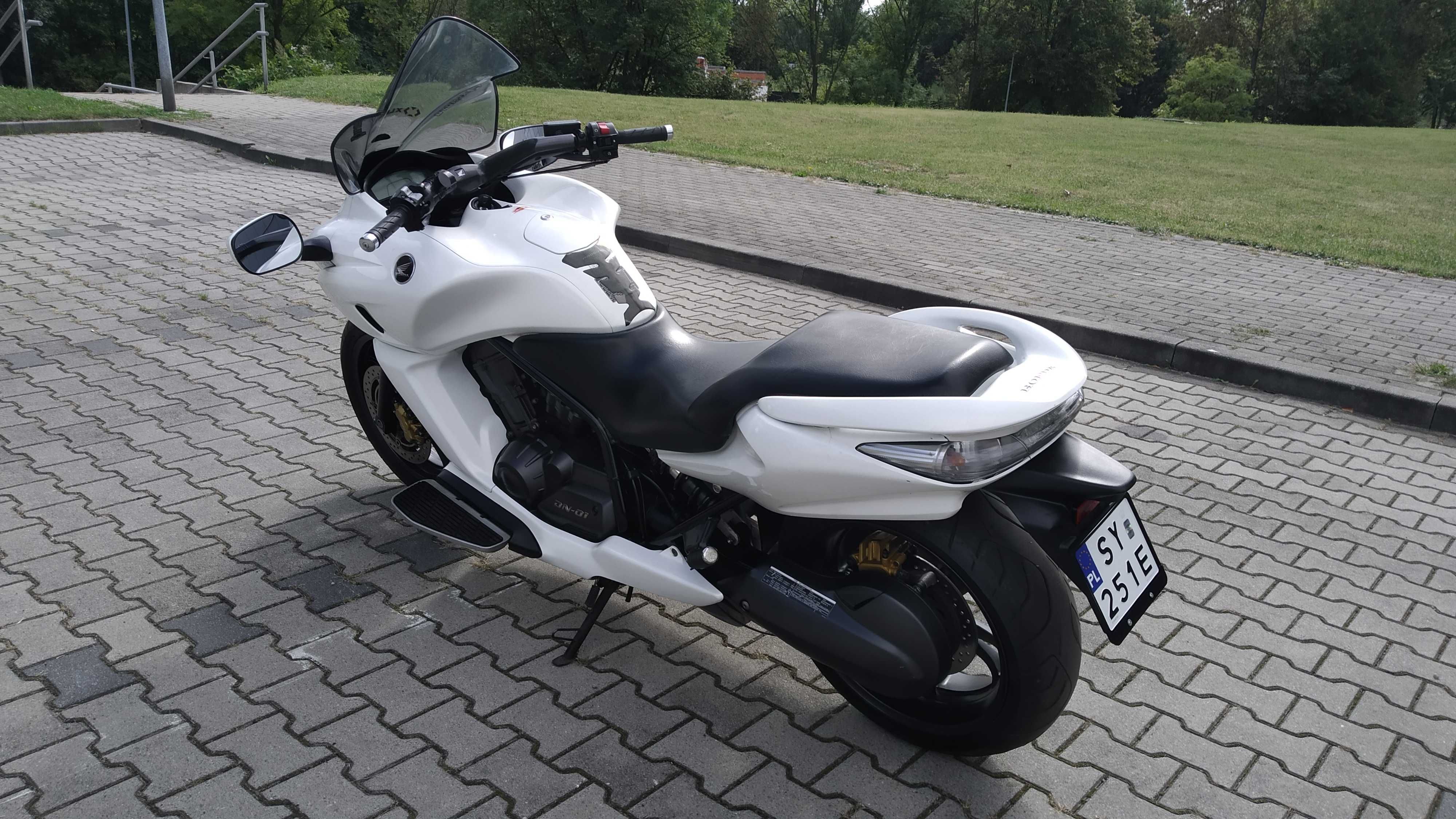 Honda DN-01 700 ccm 61 kM 2009 r. Jak Deawille Transalp