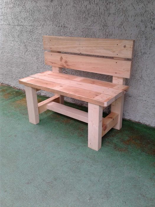 Banco robusto em madeira