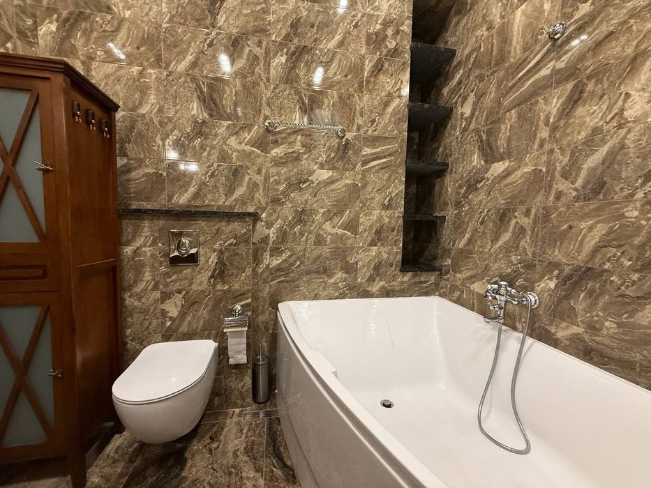 Дельмар Люкс. Яворницького 72 Б. Почасово/Посуточно