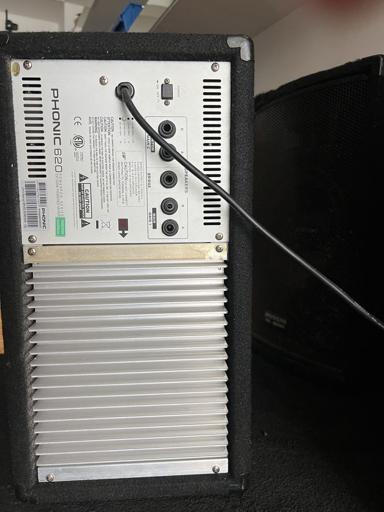Caixa de som com amplificador