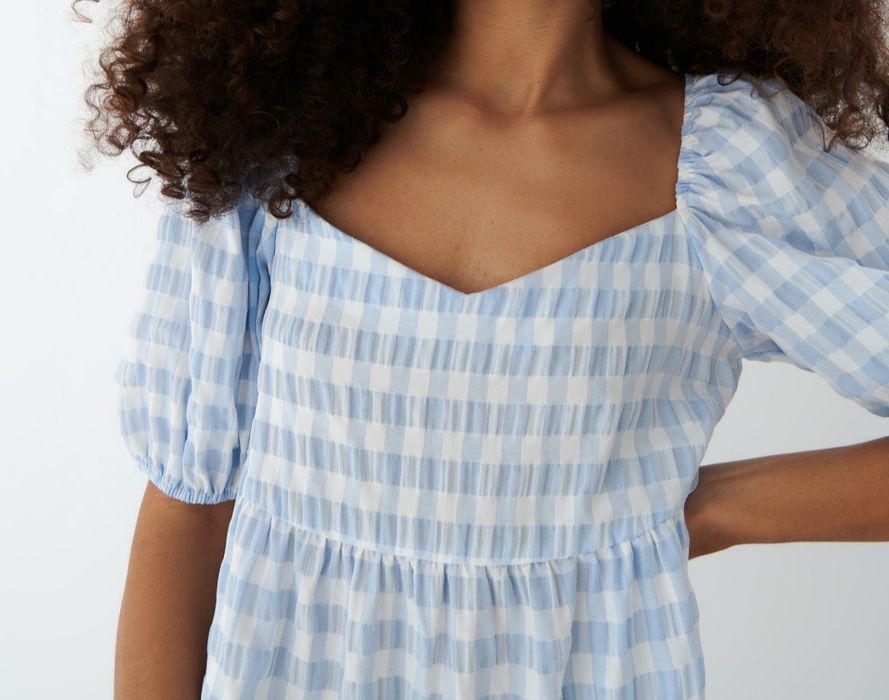 Mohito rozmiar 40 L błękitno biała sukienka dekolt serce fason A