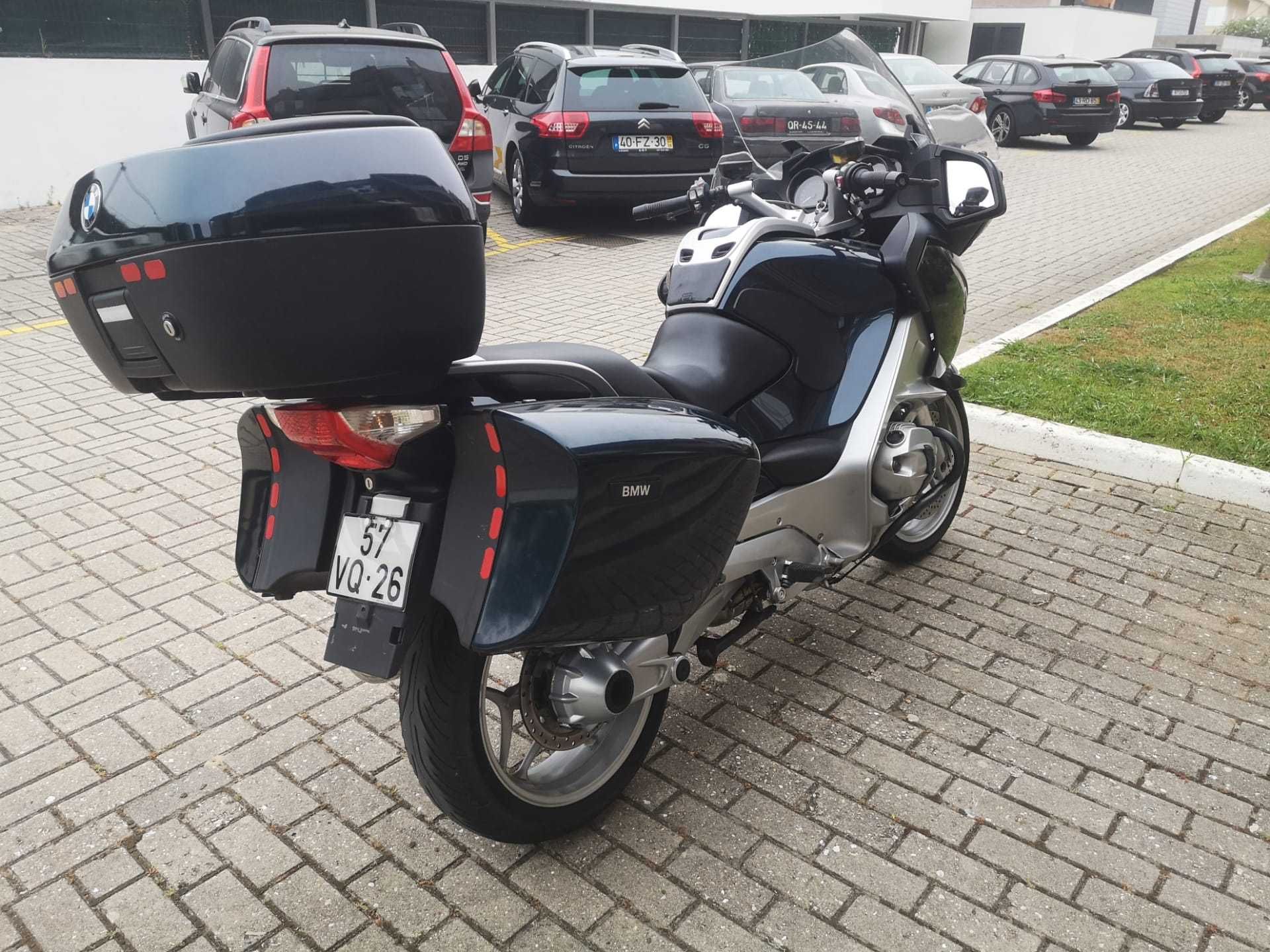 BMW R 1200 RT com malas laterais e top case