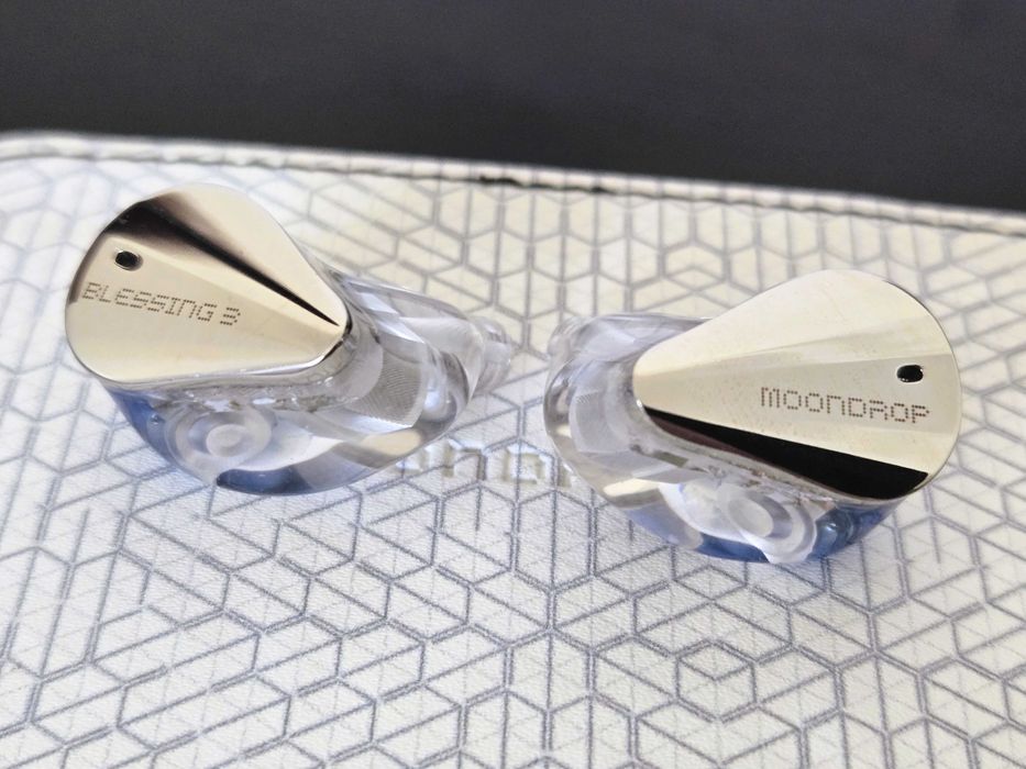 Auriculares/IEM Moondrop Blessing 3 (com extras)