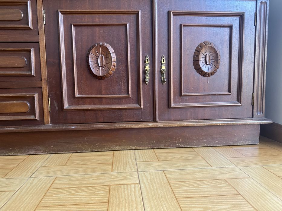 Móvel de sala clássico em madeira maciça com vitrine