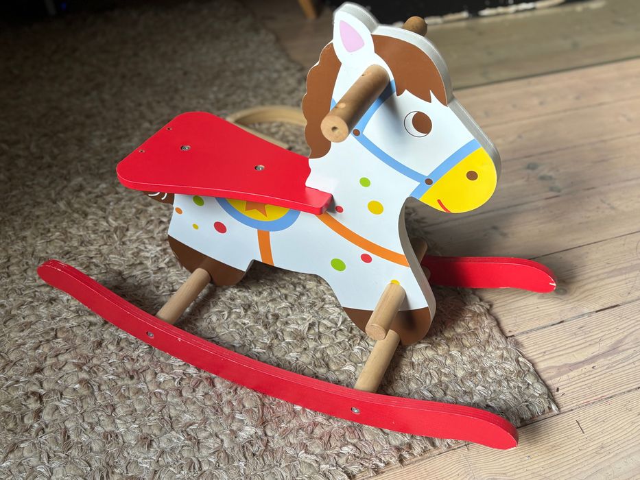 Drewniany koń na biegunach