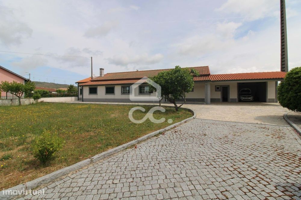 Moradia  Térrea,  Seminova,  com anexo e jardim