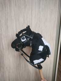 Czarny hobby horse  A5 z regulowanym ogłowiem i napierśnikiem