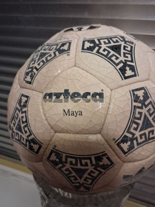 Оригінальний мʼяч Adidas Azteca Mexico 1986 з автографами легенд!