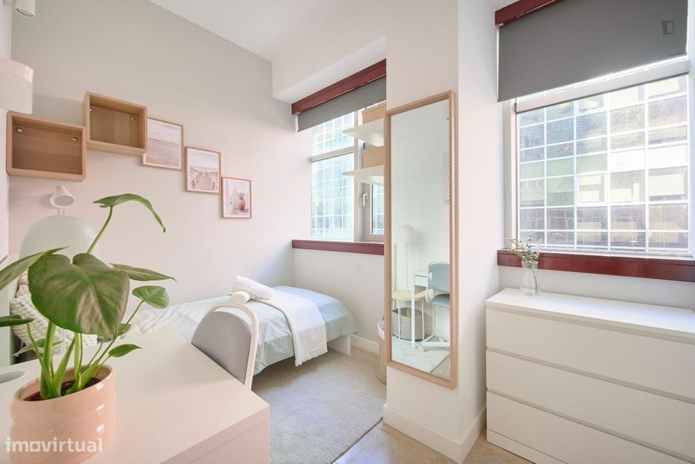 780200 - Quarto com cama de solteiro em...