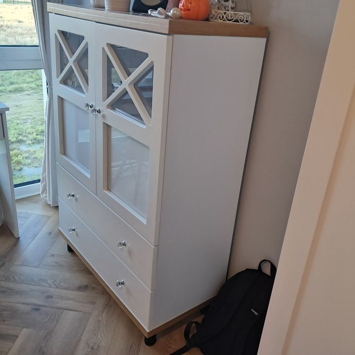 Komoda biała z elementami drewnopodobnymi