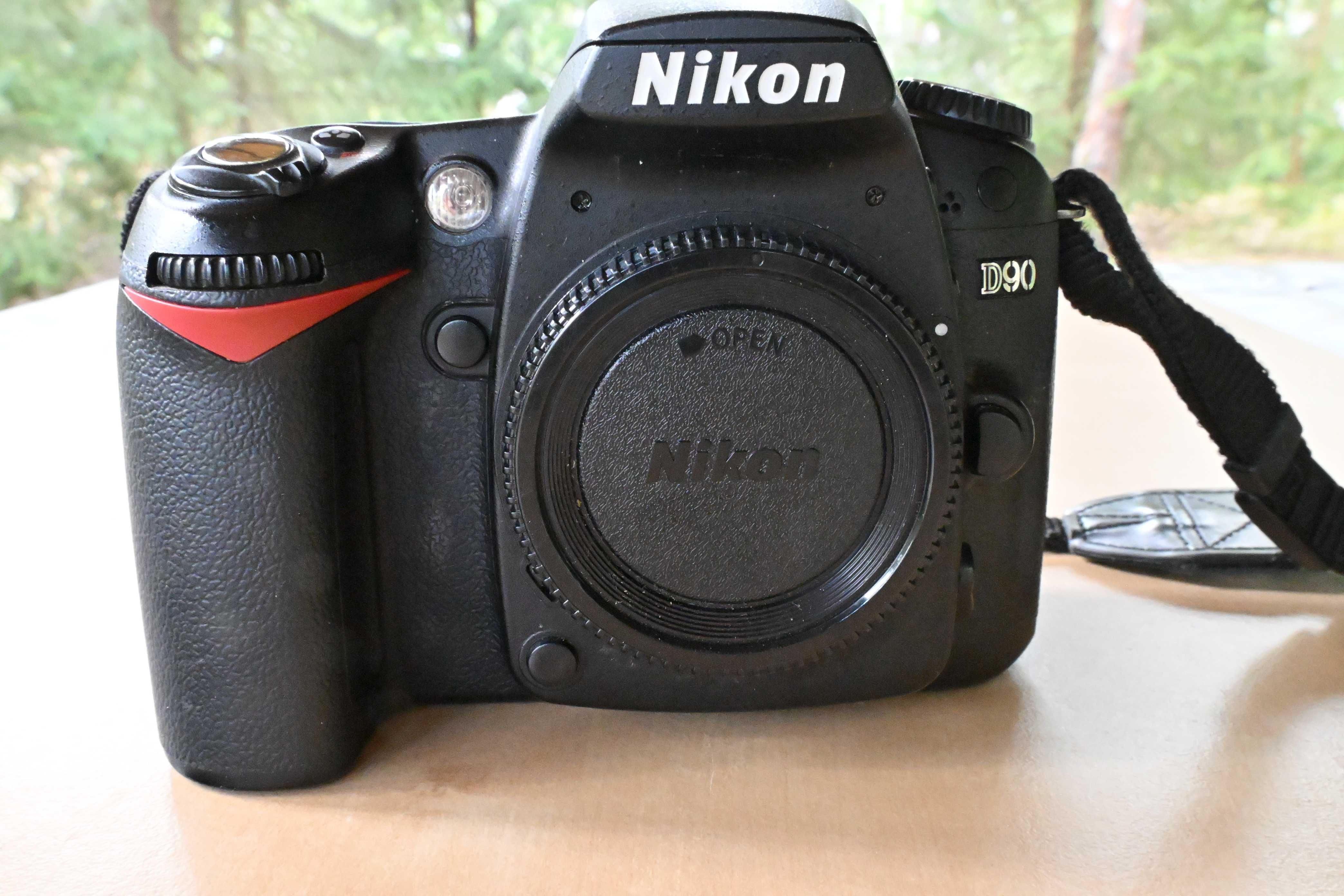 Nikon D90 + Nikkor 16-85 VR DX + akcesoria