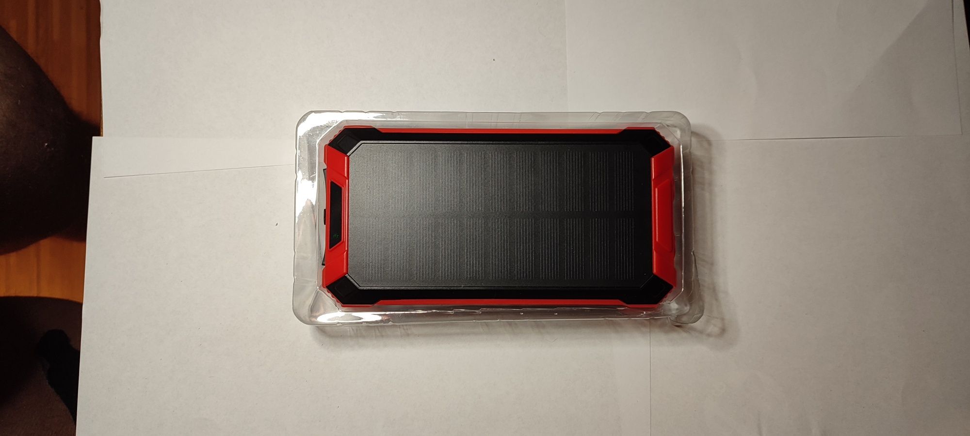 solarny powerbank 31200 mAh z ładowarką indukcyjną