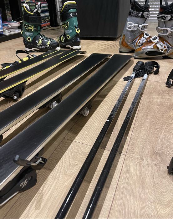 Skis + botas + bastões (cada conjunto) como novo