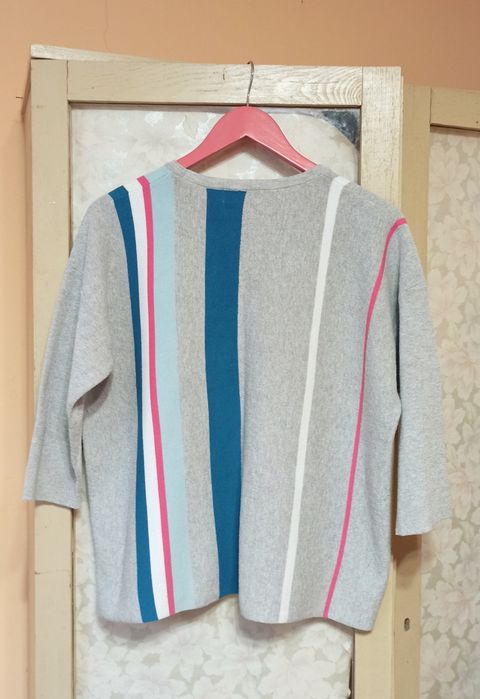 Sweterek oversize w pionowe pasy