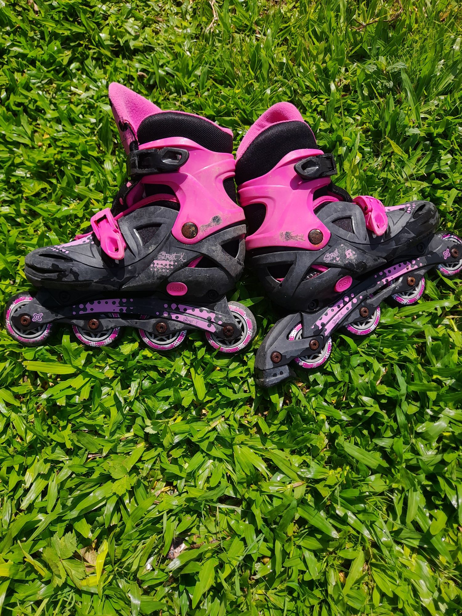 Vendo patins em bom estado, cor de rosa. Tamanho ajustável.