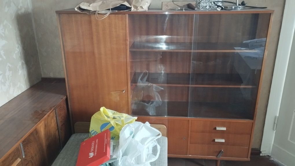 Kredens, wysoki połysk z czasów PRL