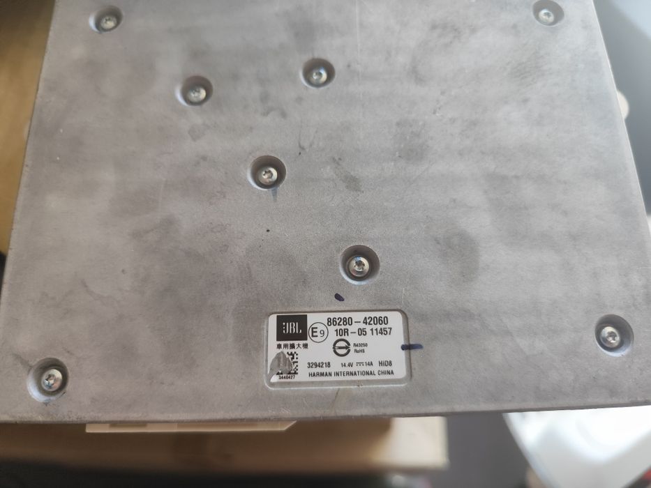 Toyota rav 4 głośnik JBL subwoofer wzmacniacz