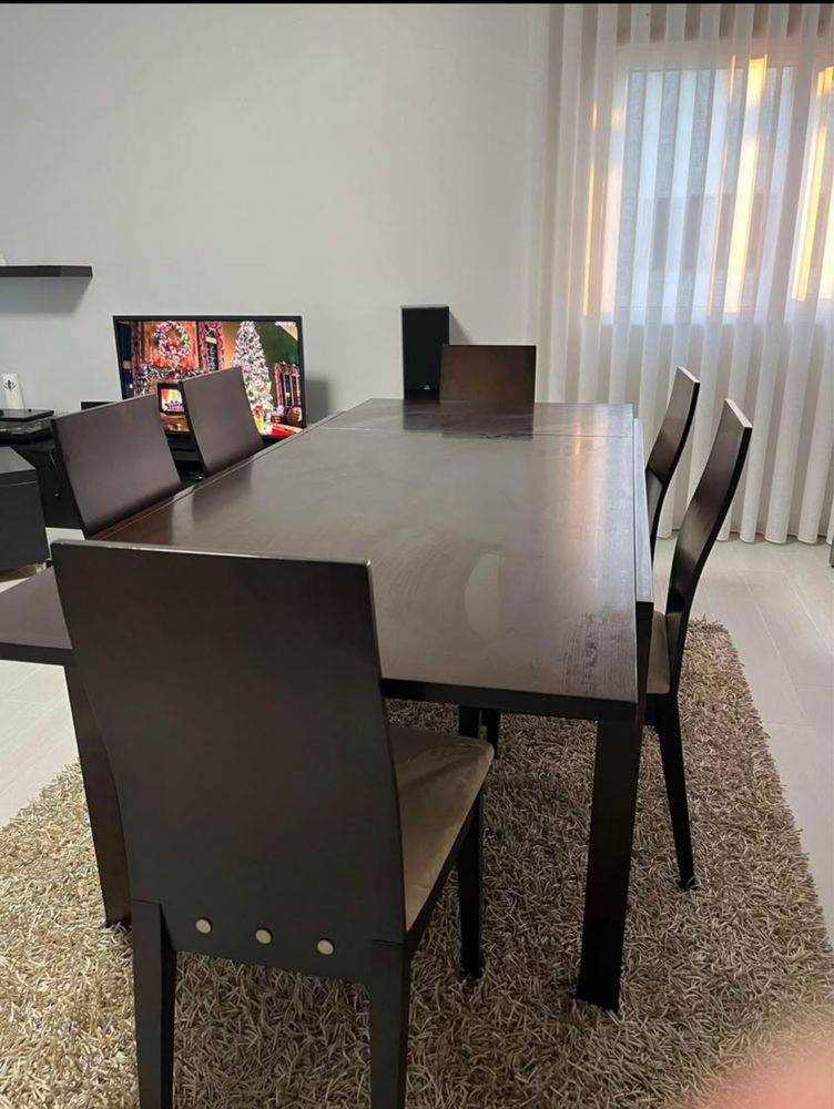Mesa com 6 cadeiras