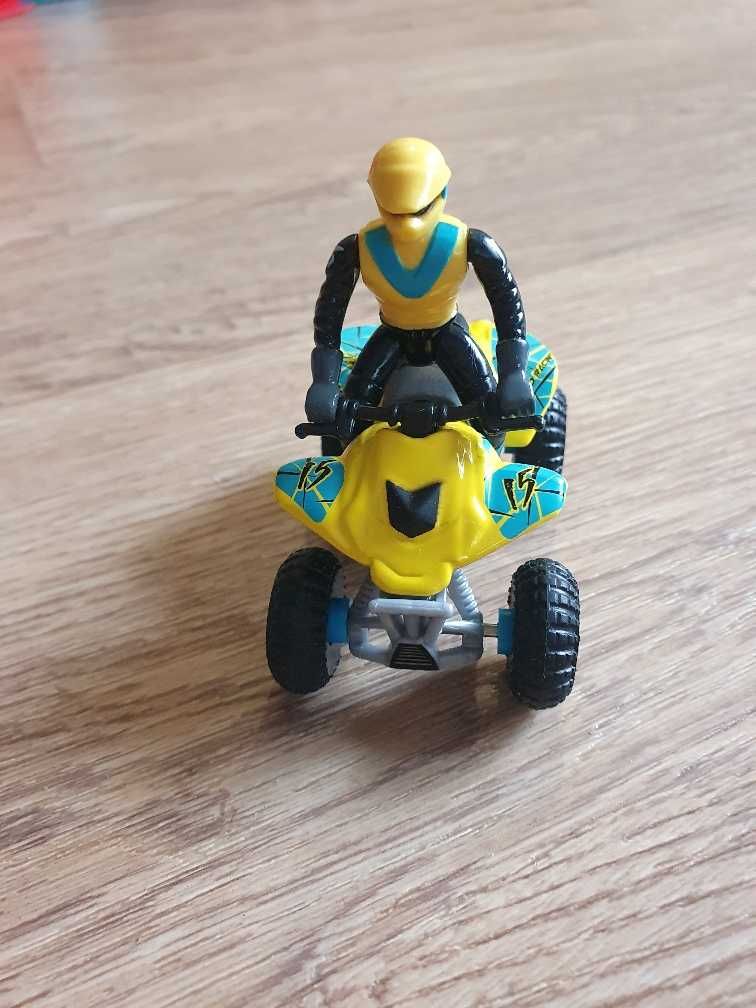 Zestaw zabawek dla chłopca w tym robot, który chodzi.