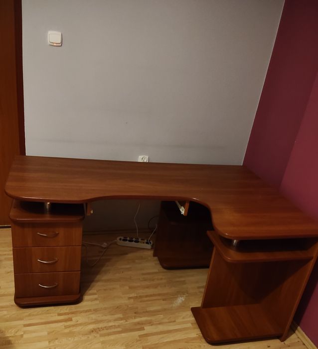 Biurko  w kolorze brązowym