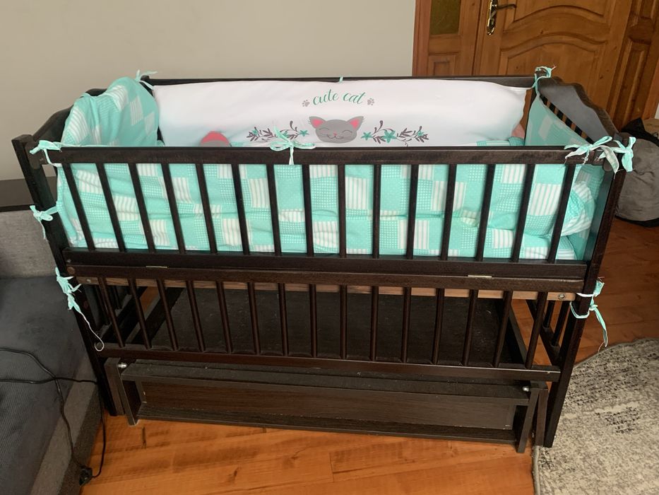 Дитяче ліжечко.