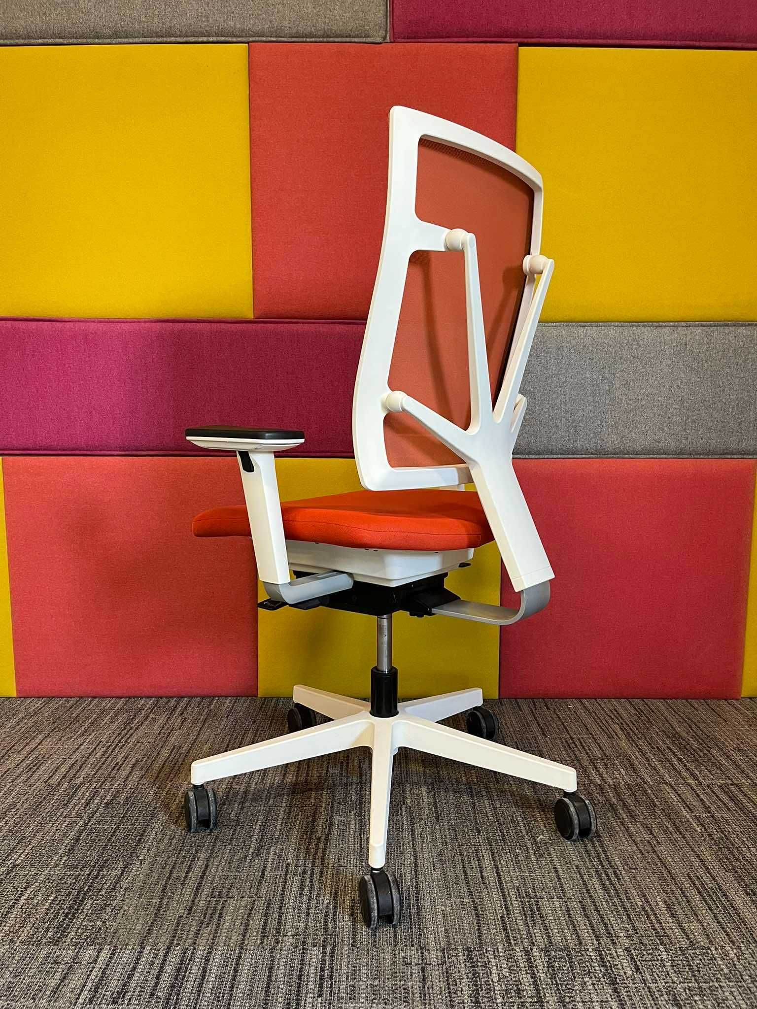 Fotel biurowy obrotowy Nowy Styl 4ME ergonomiczny piękny