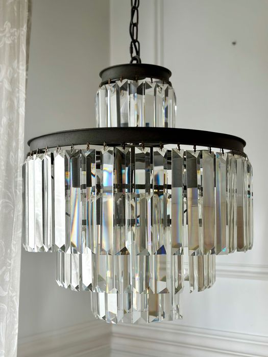 Elegancki żyrandol ze szklanymi kryształkami.